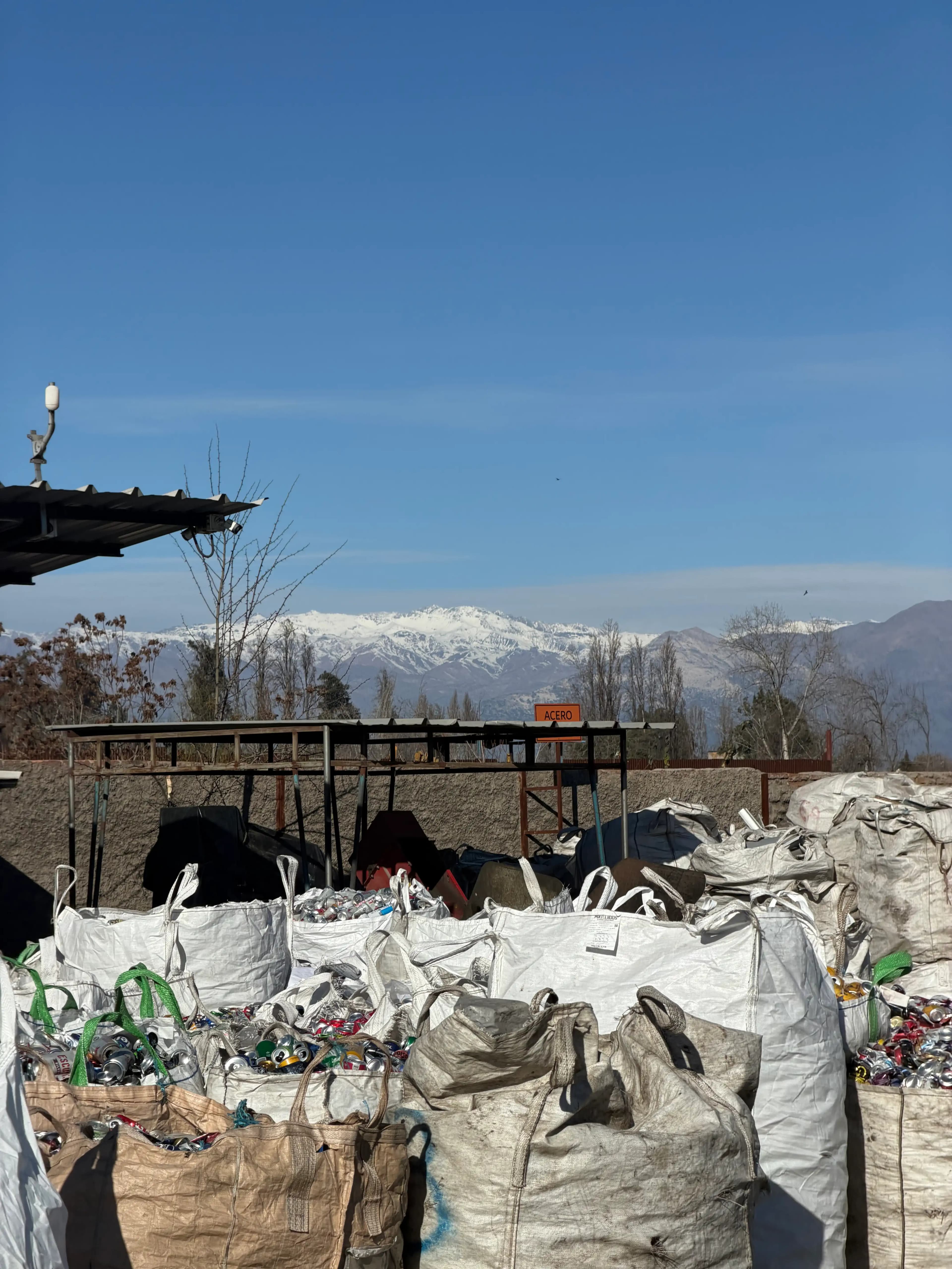 Operación de metales con vista a montaña en Santiago, Chile