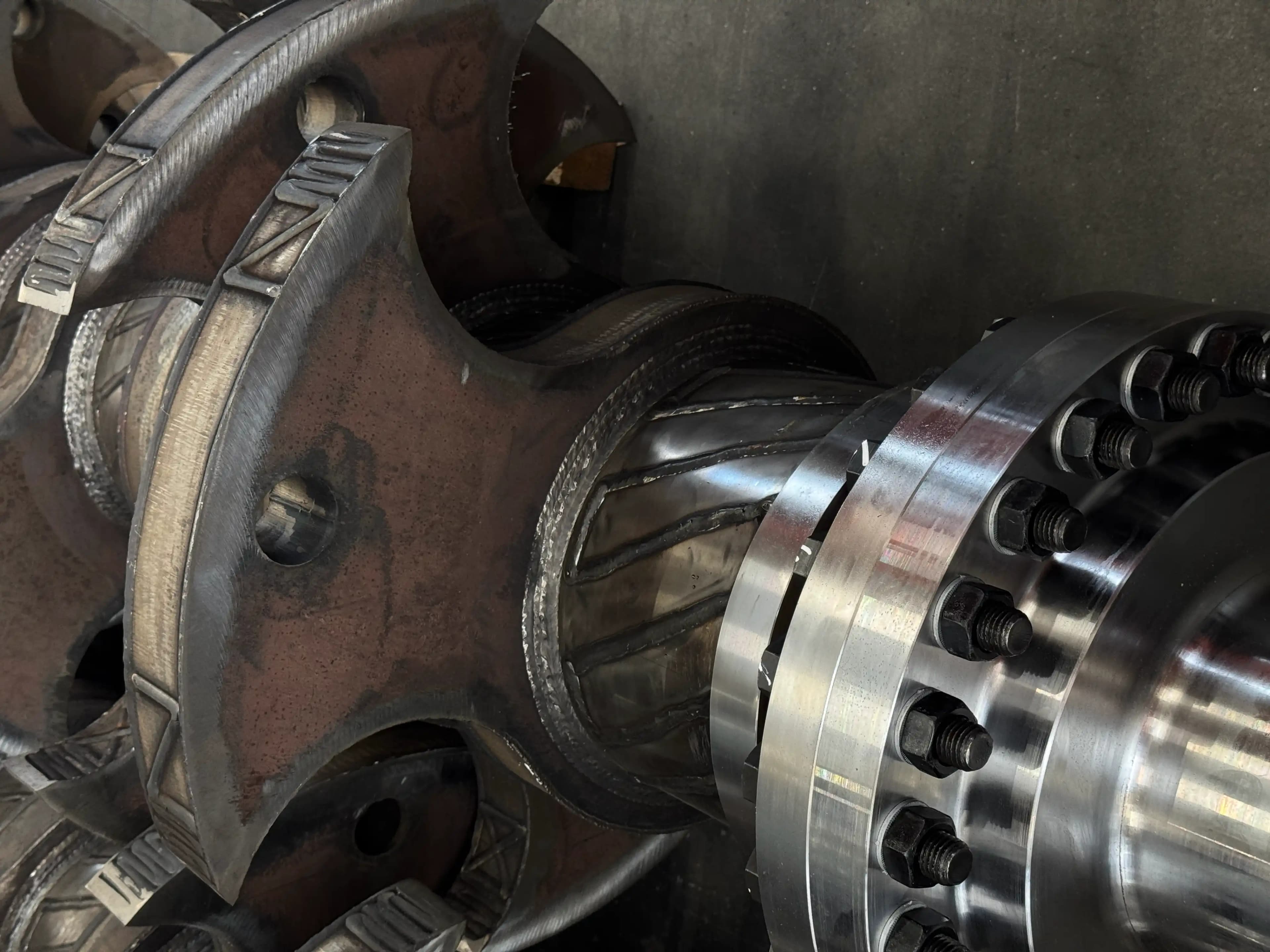 Detalle cercano de componentes industriales en Italia