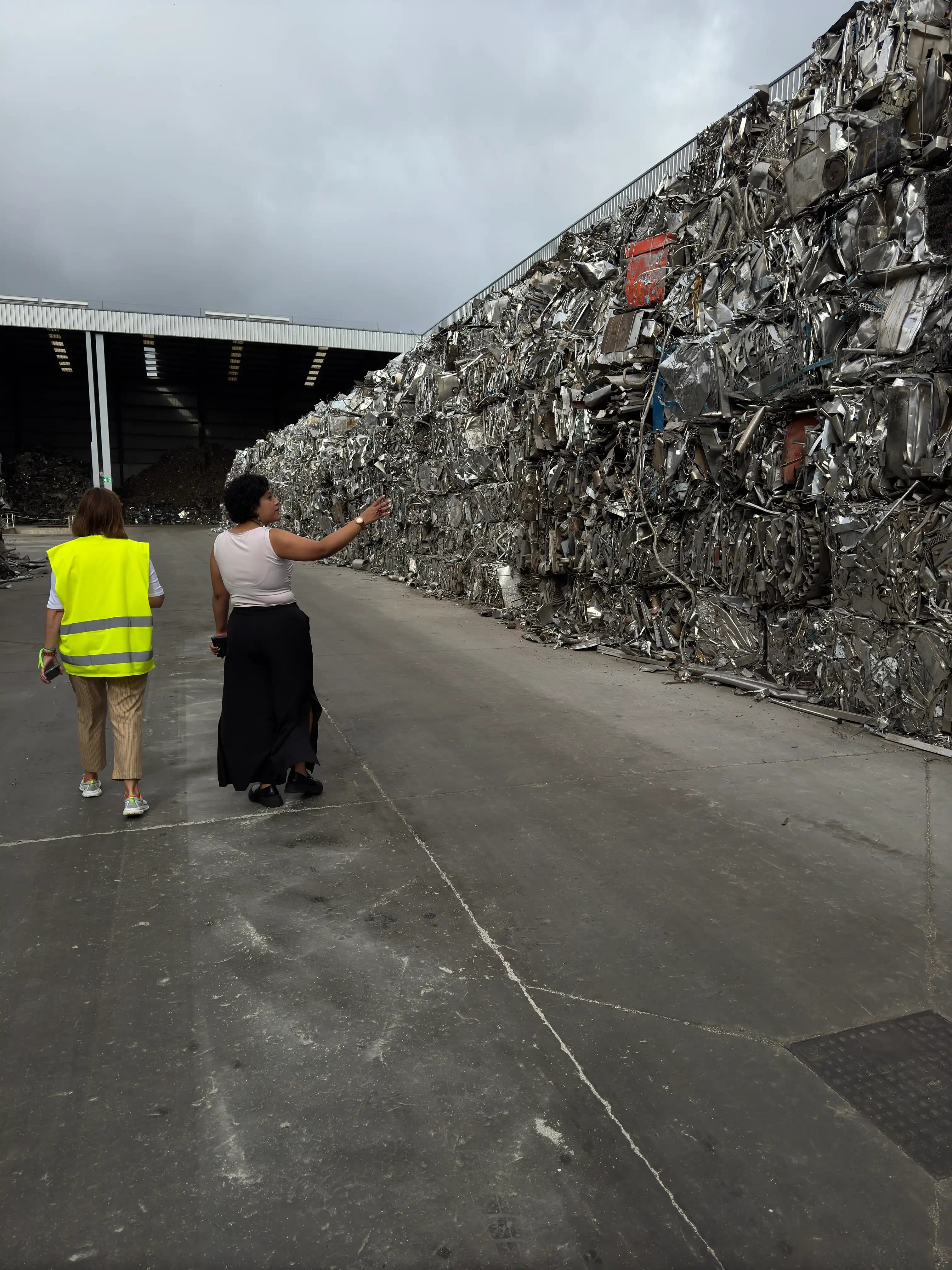 Muro de material metálico comprimido en España