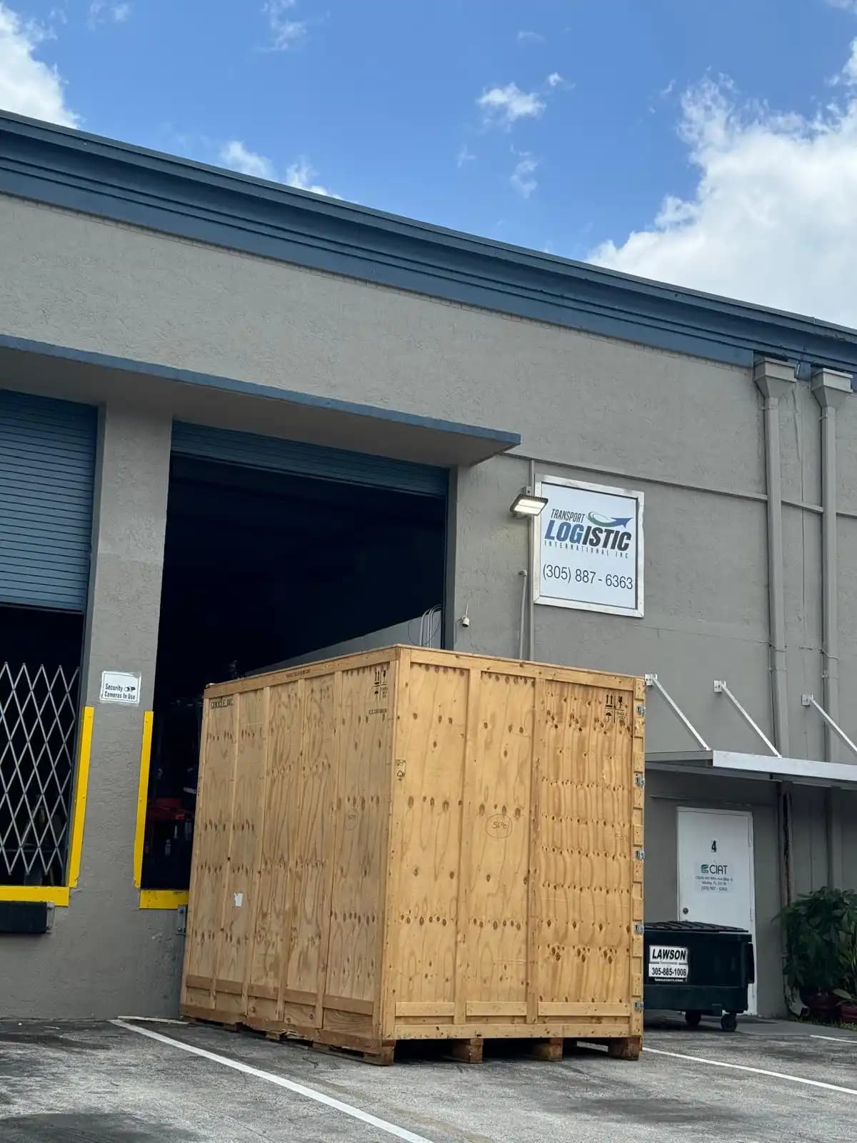 Caja de madera para despacho ubicada en entrada de bodega en Miami