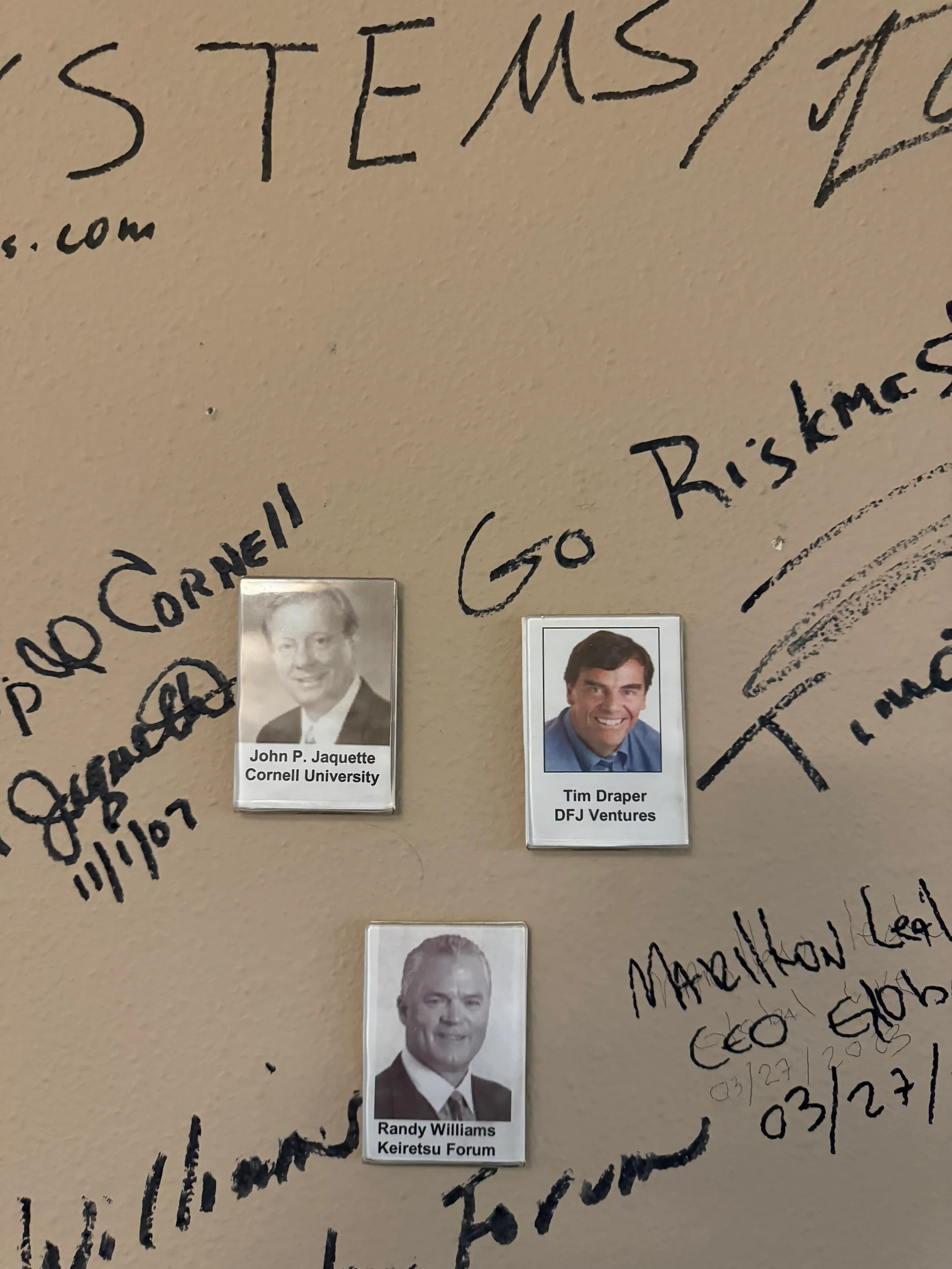 Detalle de muro de fundadores en Silicon Valley